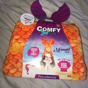 Mermaid tail blanket. Orange color. Age 5-12.